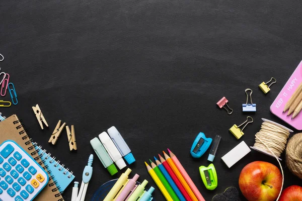 Concepto de fondo de Back to School. Material escolar en un chalkboa —  Fotos de Stock