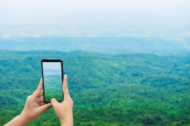 Gezgin akıllı telefonda fotoğraf yapmak, elinde telefon kullanarak, seyahat 