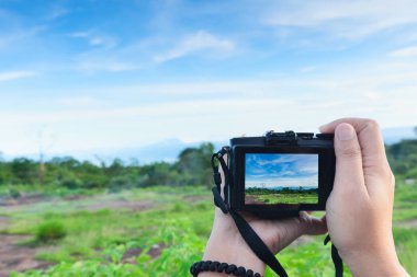 Traveller el içinde aynasız kamera kullanarak fotoğraf yapmak, seyahat BL
