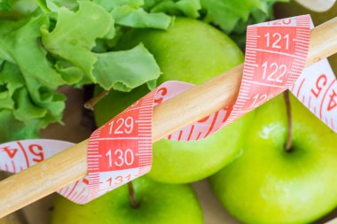Sağlıklı beslenme ve diyet konsepti. Ölçüm bandının yakın çekim w
