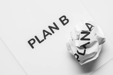 Kırılmış kağıt plan A ve temiz sac kağıdı beyaz arka plan B