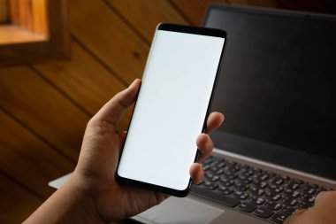 Mockup cep telefonu görüntüsü. Modern akıllı pho kullanarak ellerinizi kapatın