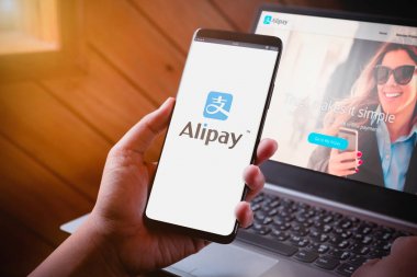 Bangkok, Tayland - 5 Ağustos 2019: Akıllı Telefon zekâsı tutan eller