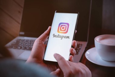 Bangkok, Tayland - 5 Ağustos 2019: Bir kadın akıllı telefon tutuyor