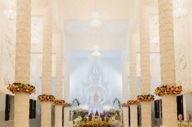 Wat Huay Pla Ku beyaz bir salonda Güzel Beyaz Buda heykeli