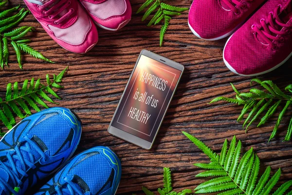 Sağlıklı aile yaşam tarzı konsepti, sizin için sahte akıllı telefon