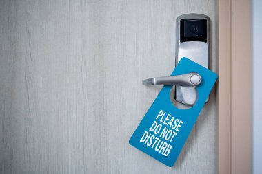 Otel odasının kapalı kapı ile lütfen tabelayı rahatsız etmeyin. Hotel