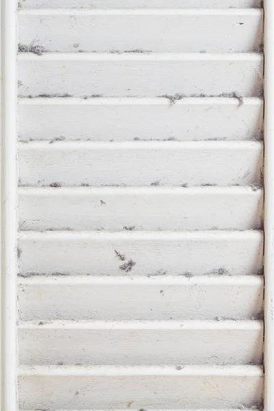 Пыль и грязь на вентиляционной двери ванной комнаты — стоковое фото