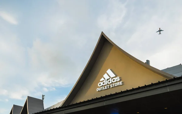 Bangkok, Tailândia - 16 de setembro de 2019: Adidas Outlet Store at C — Fotografia de Stock