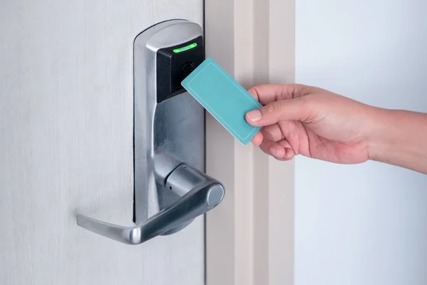 Mão usando cartão de chave sem contato inteligente eletrônico para porta de desbloqueio — Fotografia de Stock