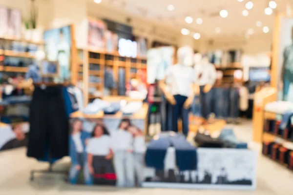 Abstrato embaçado loja de roupas de moda moderna em um shopping — Fotografia de Stock