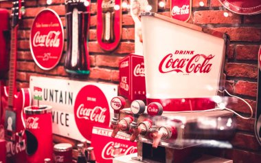 Bangkok Tayland - 27 Eylül 2019: Eski model kırmızı cocaco