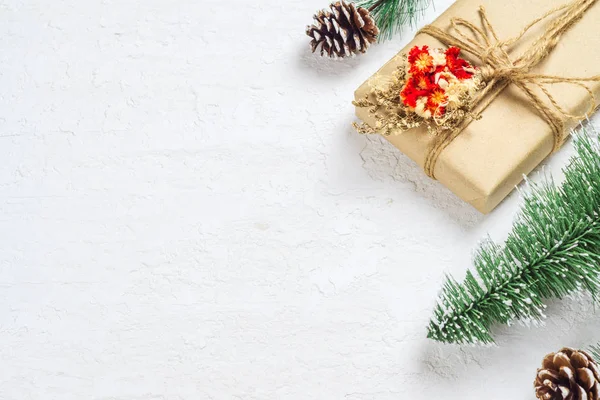 Ręcznie robione pudełko świąteczne z sosną i szyszką na białku — Zdjęcie stockowe