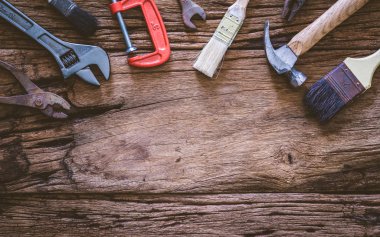 Paslı el aletleri, grunge ahşap yenileme seti. kopyalama uzayı ima