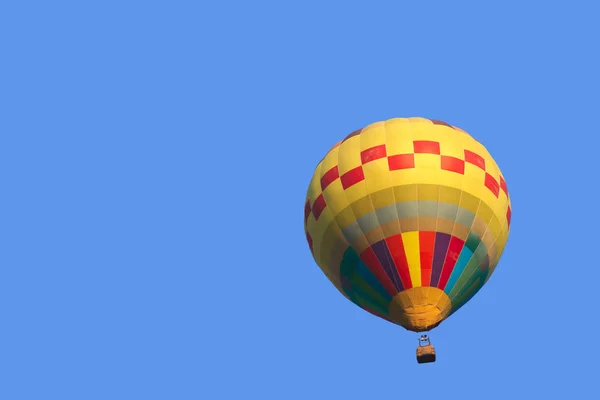 Bunte Heißluftballon isolieren auf blauem Himmel Hintergrund — Stockfoto