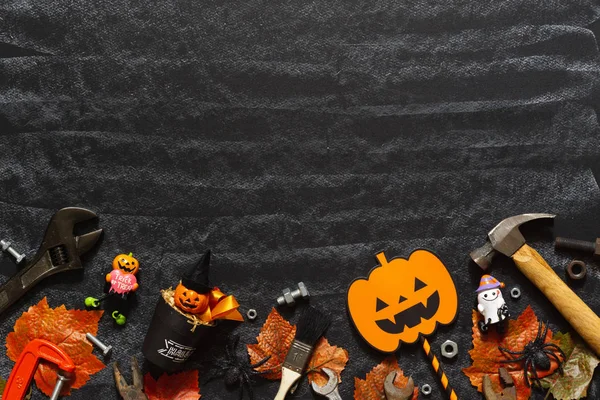 Joyeuse journée d'Halloween avec la construction bricolage outils pratiques sur c noir — Photo