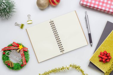 Beyaz arkaplanda xmas dekora ile boş defterin üst görünümü