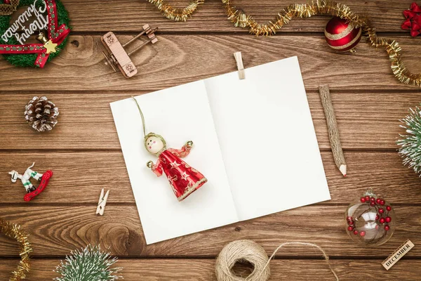 Vista superior del cuaderno en blanco sobre fondo de madera con decoración de Navidad — Foto de Stock