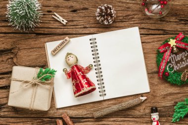 Grunge ahşap arkaplanda xmas ile boş defterin üst görünümü 