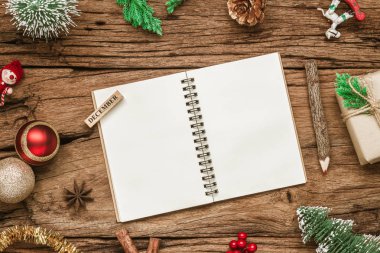 Grunge ahşap arkaplanda xmas ile boş defterin üst görünümü 