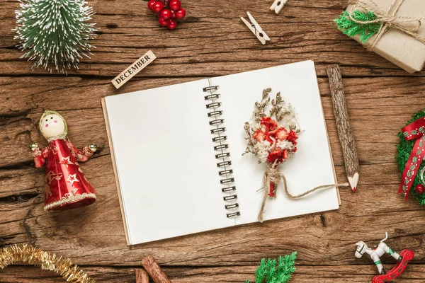 Vista superior del cuaderno en blanco sobre fondo de madera grunge con Navidad — Foto de Stock