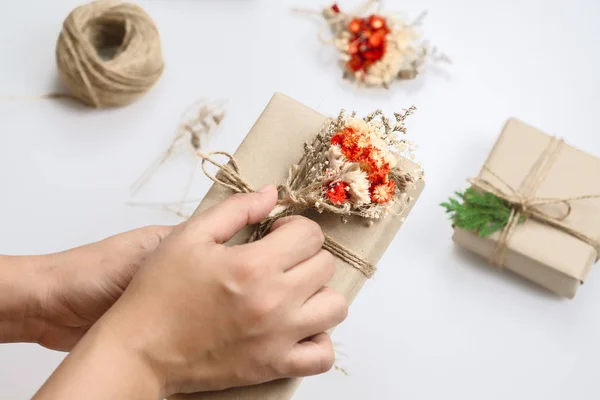 Kreatywne Boże Narodzenie rzemieślnicze hobby. Kobiece ręce dekorowanie — Zdjęcie stockowe