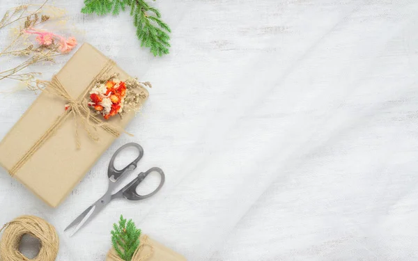 Ręcznie robione pudełko Diy Christmas prezent na tkaniny gniazda i biały woo — Zdjęcie stockowe