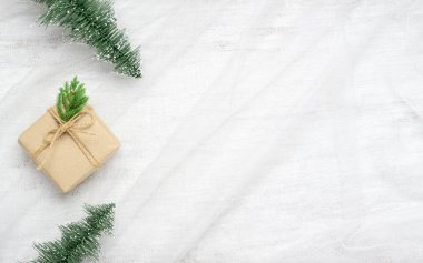 El yapımı Noel hediyesi kutusu. Yuva kumaşı ve beyaz kur.