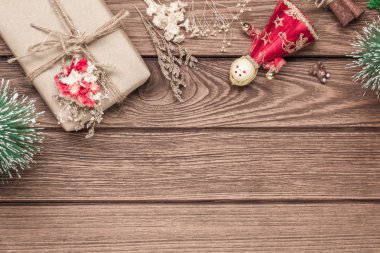 El yapımı Diy hediye kutusu ve ahşap sırtında Noel süsleri.