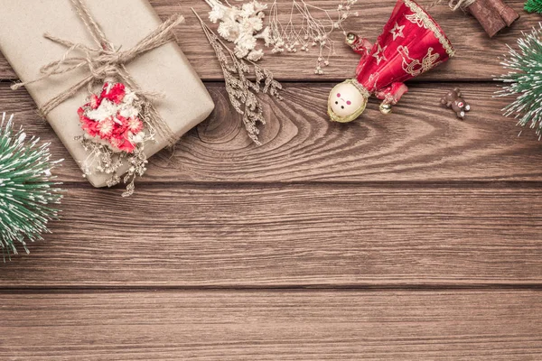 Ręcznie robione pudełko Diy prezent i ozdoby świąteczne na plecach drewna — Zdjęcie stockowe