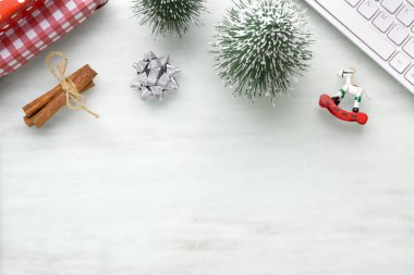 Mutlu Noeller ve mutlu yıllar ofis çalışma alanı masaüstü ortaklığı