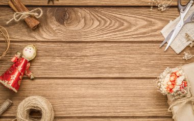 El yapımı Diy hediye kutusu ve Noel süsleri masaüstü sahnesi.