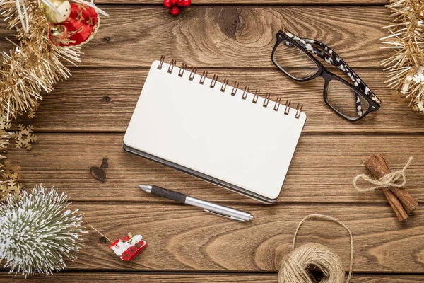 Cuaderno en blanco sobre fondo de madera con adornos navideños deco — Foto de Stock