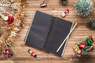 Chris ile grunge ahşap arkaplan üzerinde boş defter üst görünümü