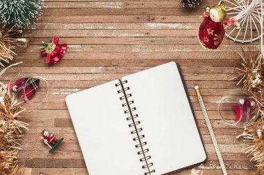 Chris ile grunge ahşap arkaplan üzerinde boş defter üst görünümü