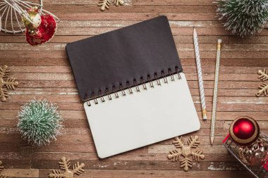 Chris ile grunge ahşap arkaplan üzerinde boş defter üst görünümü