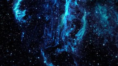 Uzay boşluğundaki Peçeli Bulutsusu 'na uçuyor, ayrıca Cygnus Döngüsü olarak da bilinir. Peçe Bulutsusu, Kuğu takımyıldızı yönünde ısıtılmış ve iyonize edilmiş gaz ve toz bulutudur.. 