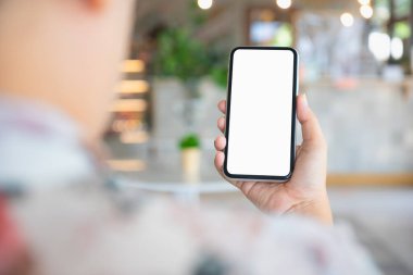 Evin içinde akıllı telefon modeli boş ekran kullanan birinin arka plan görüntüsü. Evdeki beyaz boş cep telefonunu taklit et.