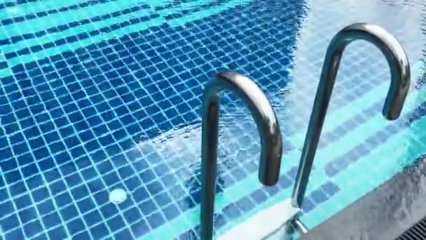 Piscina Exterior Con Agua Azul Turquesa Ondulada Escaleras Acero Escaleras — Vídeos de Stock