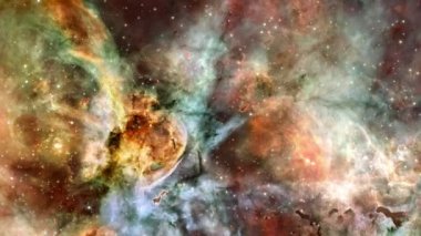 Derin Uzay 'daki Carina nebulasına uzay uçuşu, merkezde parlayan ışık için uçan yıldız alanıyla birlikte 4K 3D dış uzay animasyonu. Yapımlar, eğitim veya bilim projeleri için video