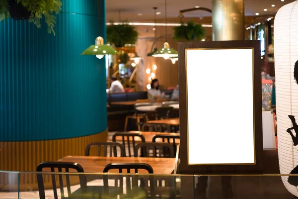在日本餐馆或中餐馆前面的白屏灯箱上装上你的广告文字或艺术作品 — 图库照片