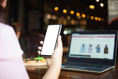 Moda Clohes online alışveriş konsepti için boş beyaz sreen cep telefonu. Akıllı telefon. Elinde cep telefonu arkaplanı boş olan kadını taklit et..