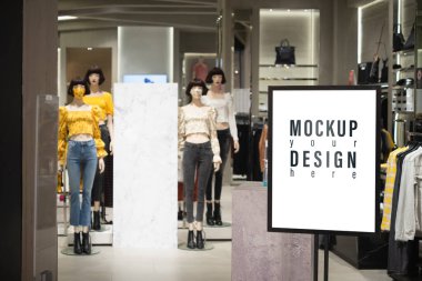 Kara Cuma ve Bayram sezonu satışları için kadın giyim mağazasının önündeki beyaz ekran reklam panosu şablonunu ve indirim bilgilerini düzenle. Satış Bayrağı şablonu modeli.