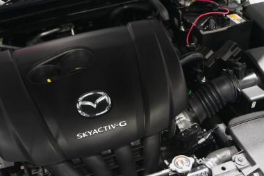 Bangkok, Tayland: 21 Temmuz 2020: Mazda 3, Mazda 3 'ün yeni otomobil motoru Skyactiv-G' nin detaylı çekimi, ön vivew iç motoru, araba parçaları.