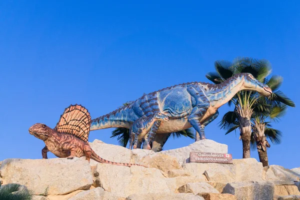 Pattaya, Tayland - 26 Temmuz 2020 Suan Nongnooch, Pattaya, Tayland 'daki tropik bir bahçe parkında Edmontosaurus modeli. Edmontosaurus bir hadrosaurid dinozor cinsidir..