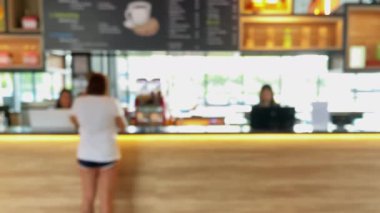 Kafe barındaki parlak ışıklandırmayla kafenin içindeki insanların soyut görüntülerini bulanıklaştırdım. 4K Kafe restoranının, yemek odasının ya da Bokeh Light soyut kahve dükkanının bulanık arka planı. 
