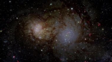 Uzay sarmal gökadası M74 'teki yıldız alanlarında seyahat eden kusursuz bir döngü. NASA tarafından desteklenen parlayan nebulalar ve yıldız elementleri arasında uçuşun 4K 3D canlandırması.