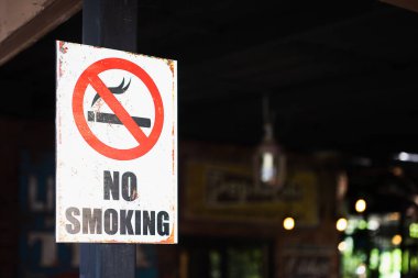 Bir grunge rustry kapanır Sigara içilmez işareti, bir restoranın önünde açık hava, seçici odak.