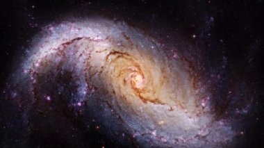 Başlangıç alanından NGC 1672 'ye uzay yolculuğu. Dorado takımyıldızındaki sarmal gökada. Bu görüntünün elementleri NASA tarafından desteklenmektedir. 4K 3D Yıldızlararası uzay yolculuğu.
