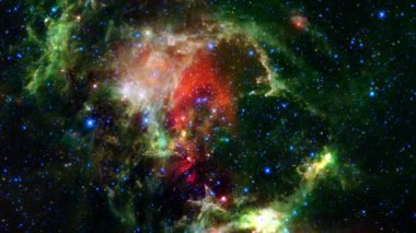 Cassiopeia takımyıldızındaki Kalp ve Ruh nebulasına uzay yolculuğu. Cassiopeia takımyıldızında yıldız alanı tozu ve gaz bulutu ile Galaksi Dış Uzay Keşfi, Kalp Bulutsusu yakınında. 